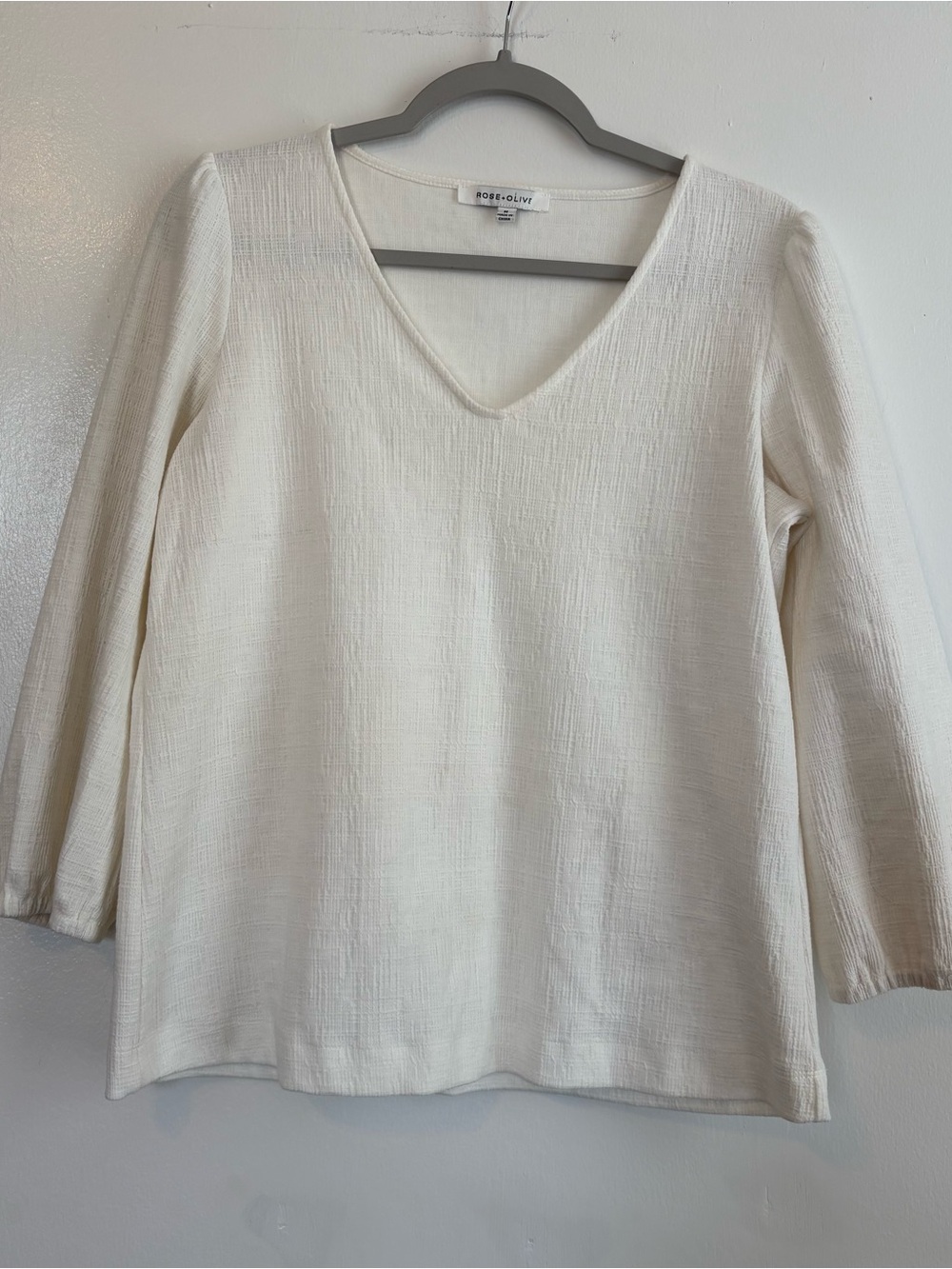 Rose + Olive White Solid V-Neck 3/4 Balloon Sleeve Woven Blouse Women’s M
